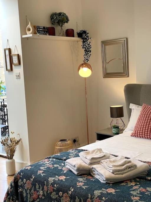 Cute&Cozy Studio Apt In Barons Court Londra Exterior foto