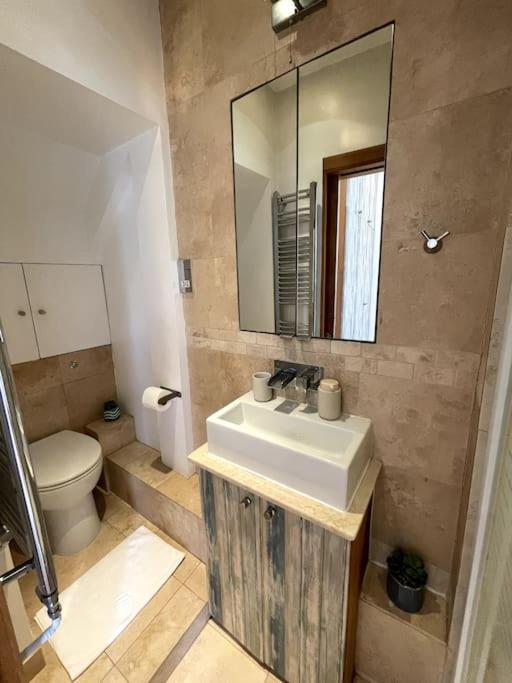 Cute&Cozy Studio Apt In Barons Court Londra Exterior foto